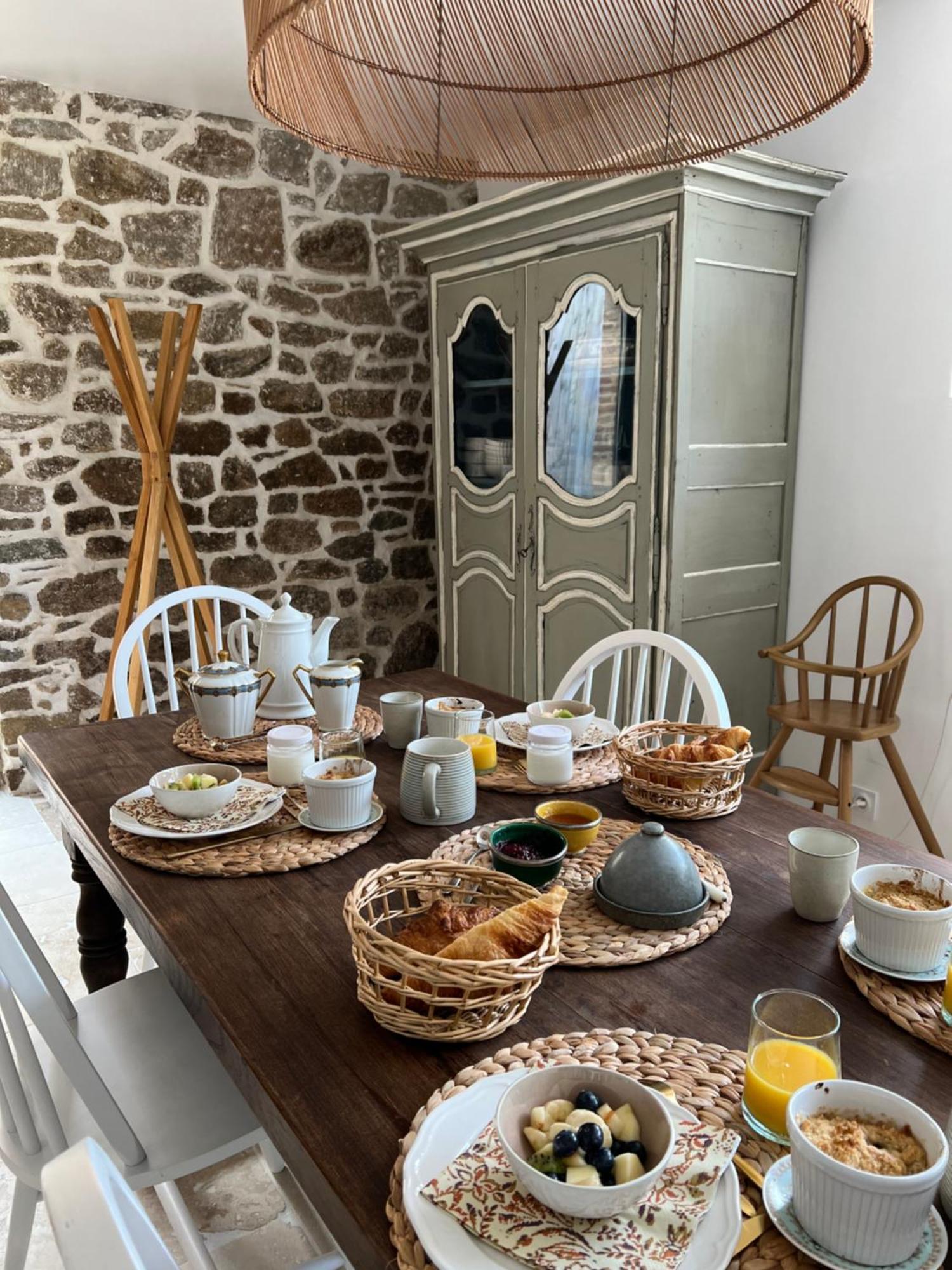 Le Logis De La Lettre Bed & Breakfast Tinteniac Bagian luar foto