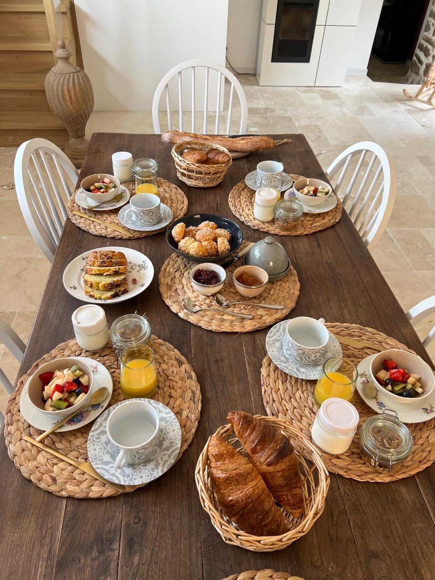 Le Logis De La Lettre Bed & Breakfast Tinteniac Bagian luar foto